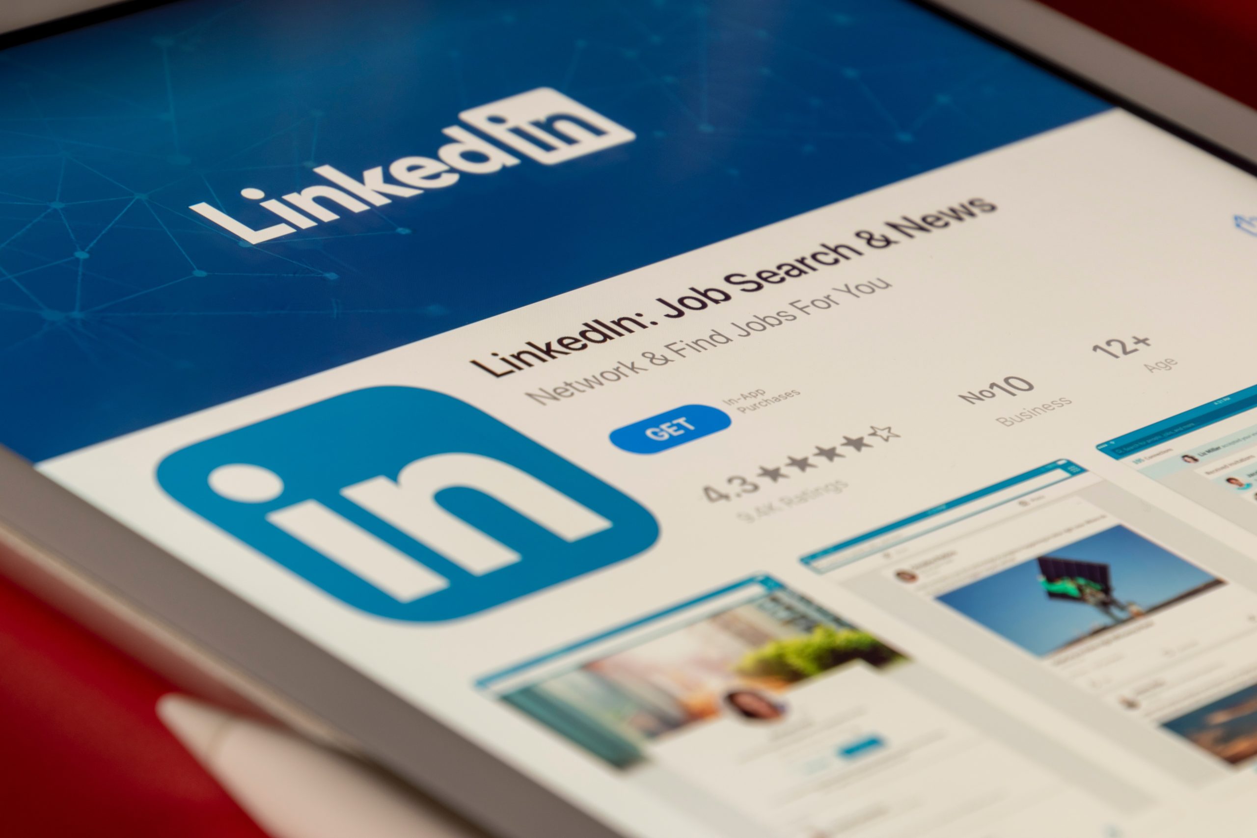 10 Creative LinkedIn Banner Ideas That Will Make Your Business Stand Out