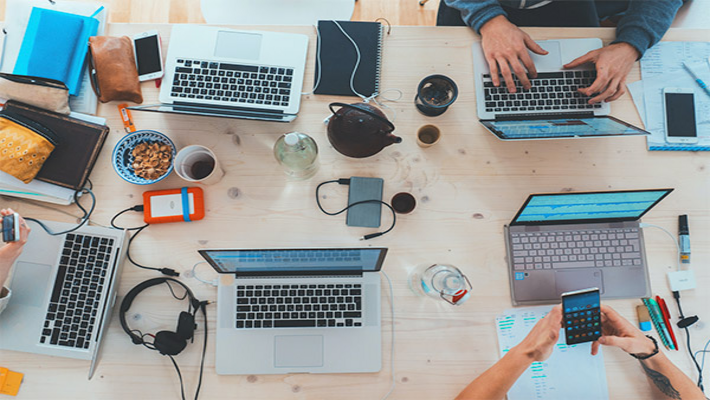 imagen de una junta de personas y sus computadores imagen de una junta de personas y sus computadores