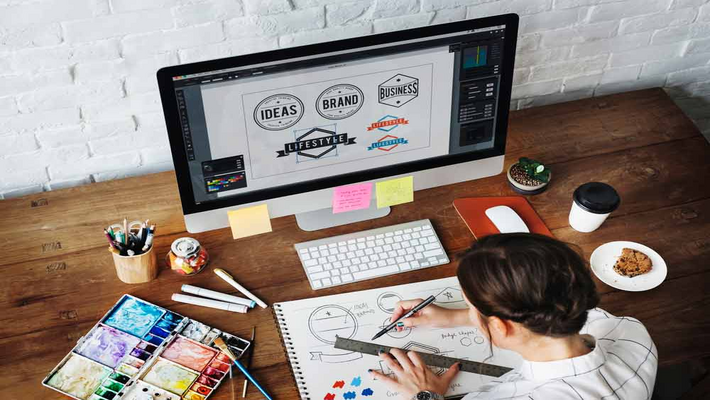 Mujer diseñado y pintando un logo Mujer diseñado y pintando un logo