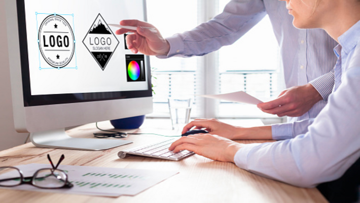 Imagen de personas mirando ideas de branding en una computadora. Imagen de personas mirando ideas de branding en una computadora.