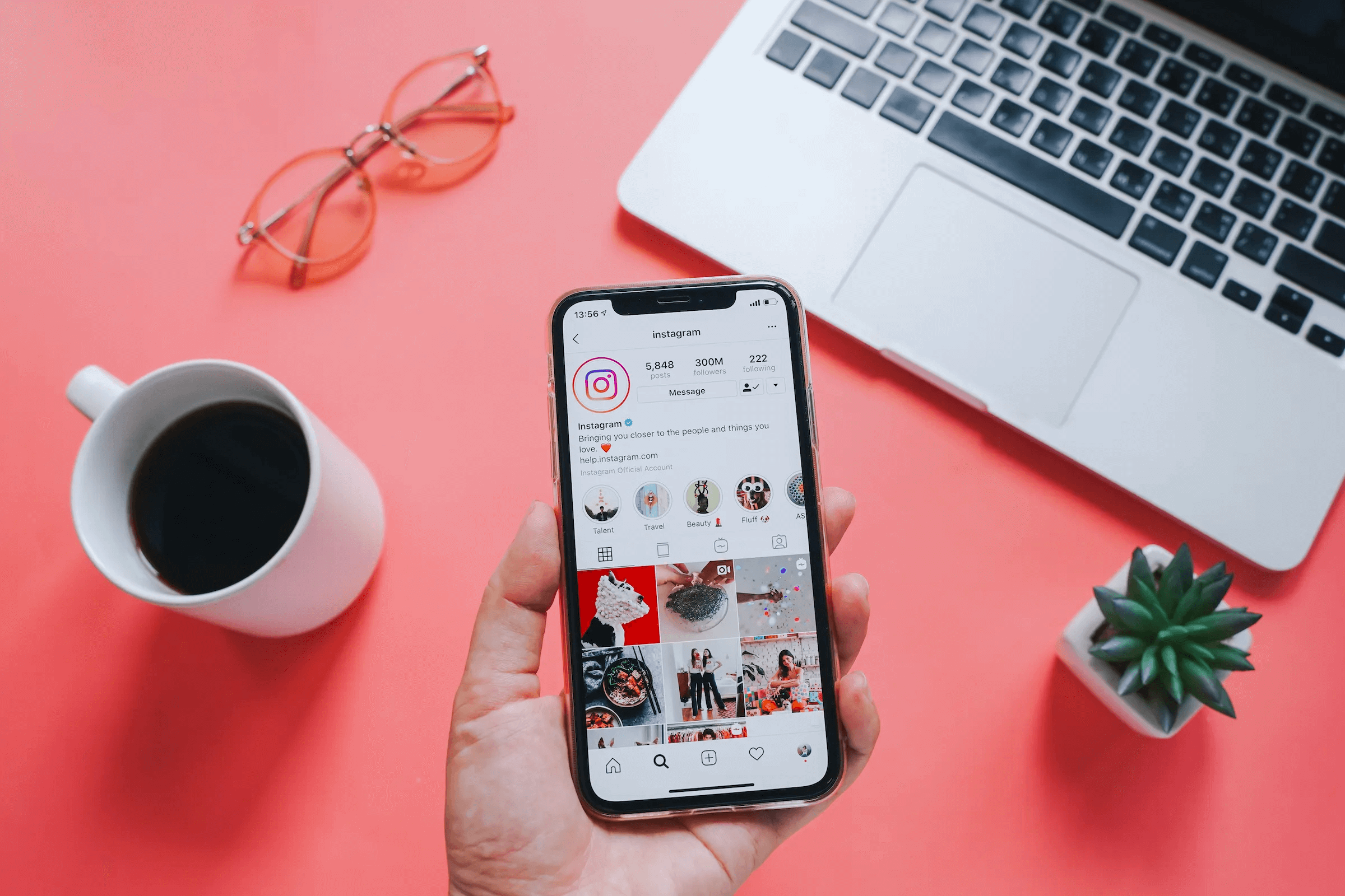 persona con telefono en la mano revisando instagram