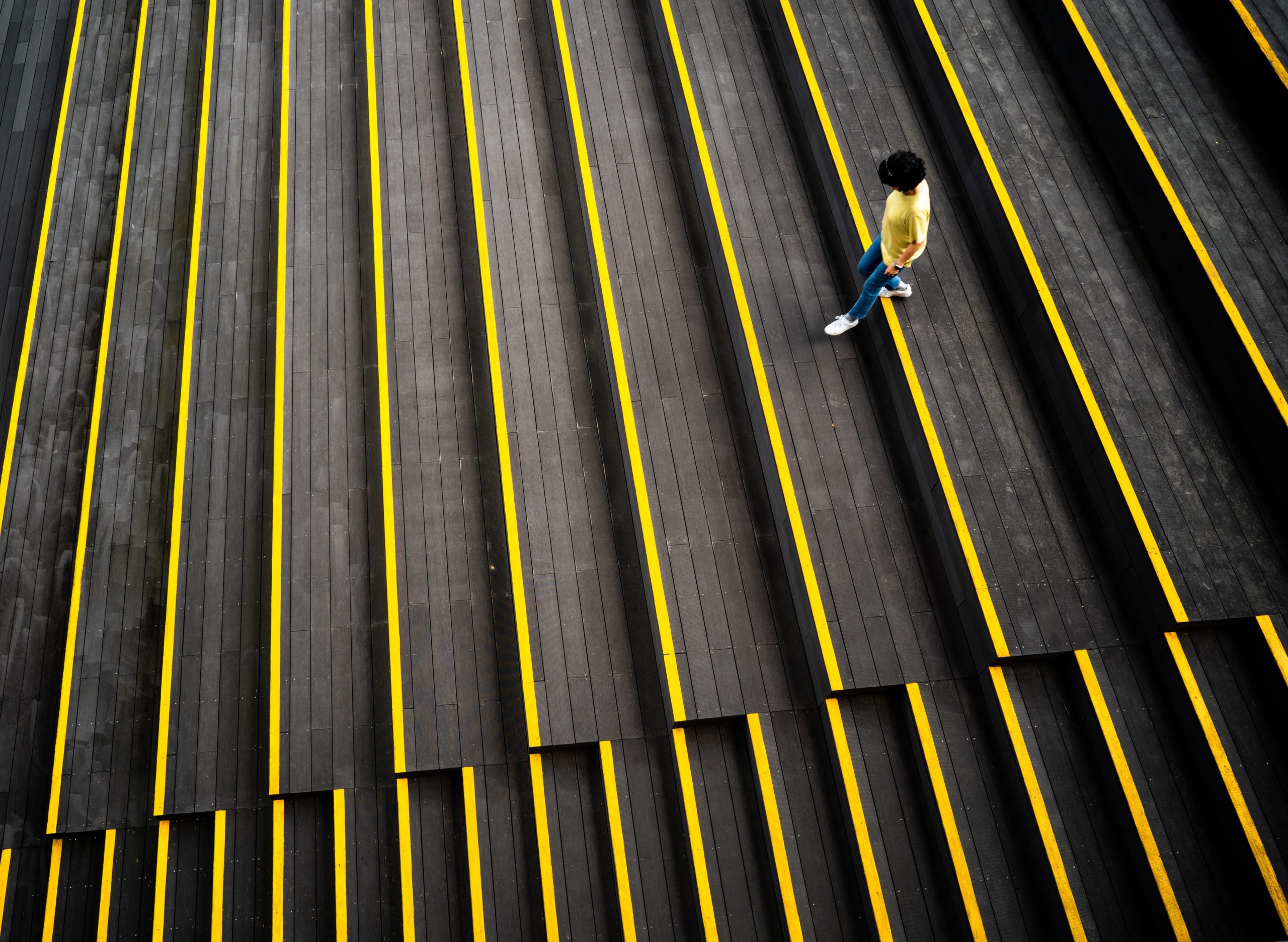 person-descending-black-yelow-stairs person-descending-black-yelow-stairs