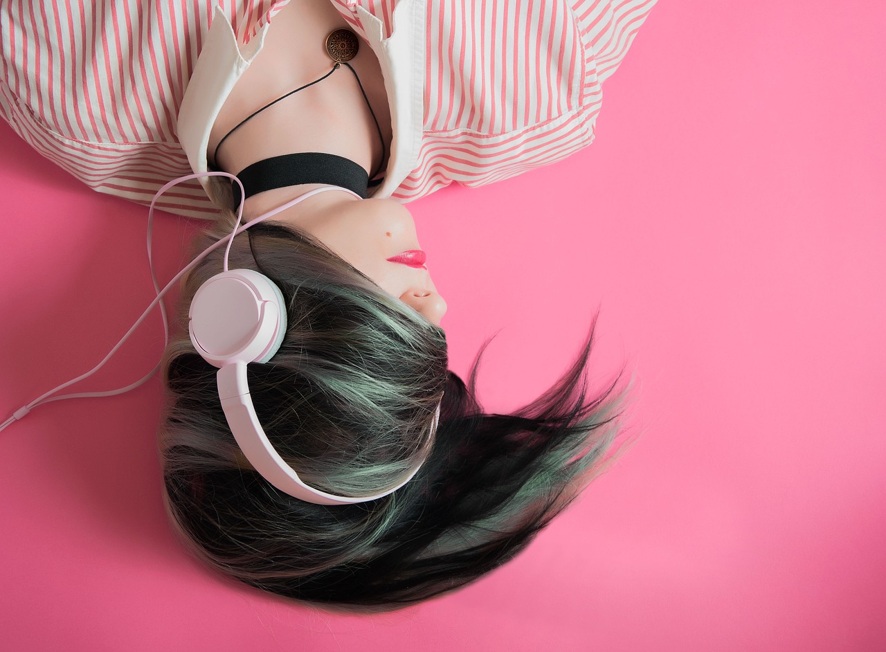 Entendiendo la teoría y psicología del color rosa en diseño